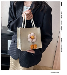 Detail der Leinen-Lunchtasche mit rosa 3D-Blume und weißem Baumwollkordelgriff
