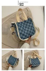 Détails du sac seau en toile à damier bleu foncé avec bandoulières et poignées beige