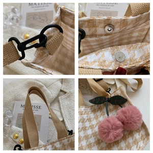 Vue détaillée du sac cabas tissé avec fermoir magnétique et breloque cerise rose
