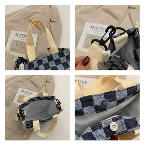 Vue détaillée du sac cabas à damier avec fermoir magnétique et crochets en métal