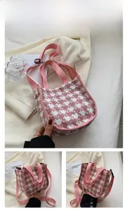 Détail du sac cabas en tweed à carreaux rose et blanc avec anses et bandoulière