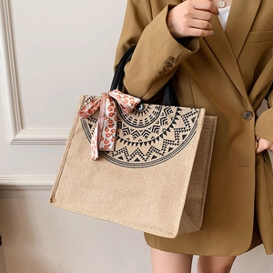 Grand sac cabas en jute vintage avec imprimé géométrique et foulard sur modèle