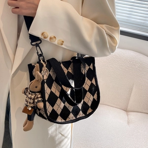 Modische Argyle-Strick-Umhängetasche mit schwarzen Riemen und Plüschtier-Anhänger