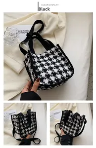 Vue détaillée du motif pied-de-poule noir et blanc et de la bandoulière de ce sac à main