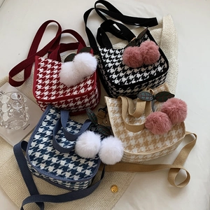 Sac à main japonais en toile à motif pied-de-poule avec breloques de balles en peluche