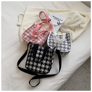 Vue détaillée de trois mini sacs cabas en tricot à motif pied-de-poule avec bandoulières