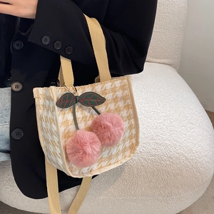 Sac bandoulière en toile japonaise beige avec pendentif cerise rose pour femme