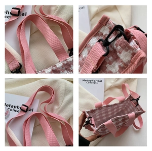 Détails d'un mini sac cabas à carreaux roses montrant les coutures et crochets en plastique