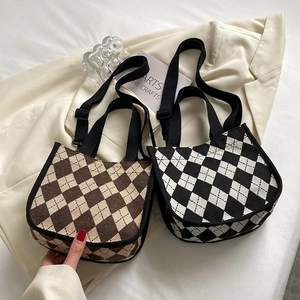 Klassische gesteppte Canvas-Einkaufstasche in Braun und Schwarz mit Crossbody-Gurt