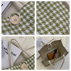 Dettaglio borsa in lino pied-de-poule verde con manico in corda e bottone in legno