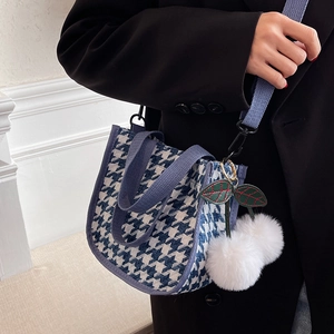 Sac à main en toile pied-de-poule bleu avec breloque cerise et bandoulière réglable