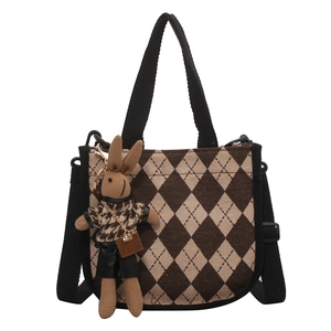 Schicke beige Stepptasche mit süßem Hasenanhänger für stilvolles tägliches Pendeln