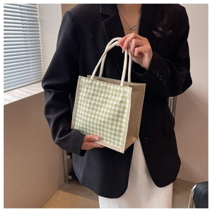 Dettaglio di una mini borsa in juta con motivo pied-de-poule verde e manico in corda di cotone