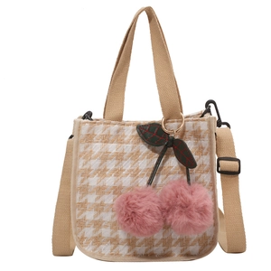 Sac à main en toile pied-de-poule avec pendentif cerise et bandoulière réglable