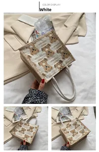 Dettaglio della borsa da pranzo in lino con stampa di orsetto vintage e manici in corda di cotone