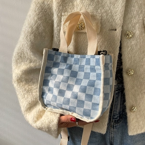 Mini sac seau en toile à damier bleu et blanc avec anses tissées et fermeture zippée