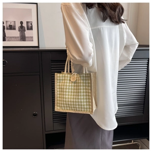 Dettaglio borsa tote in lino a quadretti verdi con bottone in legno e manico in cotone