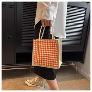 Dettaglio della borsa tote in lino pied-de-poule arancione con manici in corda di cotone crema