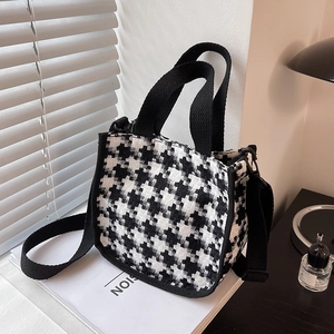 Sac fourre-tout en toile à motif pied-de-poule avec poignées noires et bandoulière