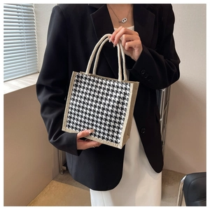 Dettaglio borsa tote in lino pied-de-poule con manici in corda intrecciata color crema