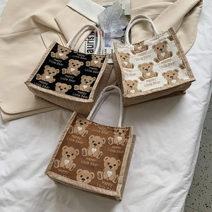 Tre borse tote in juta con orsetto cartone animato in nero, beige e marrone con manici corda
