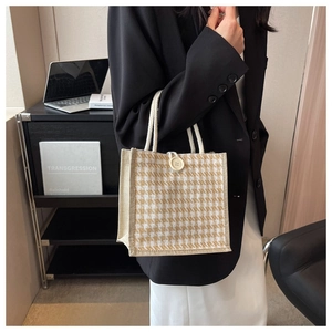 Dettaglio mini borsa tote in lino pied-de-poule con manico in corda e chiusura a bottone