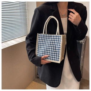 Dettaglio borsa in lino pied de poule blu con manico in corda bianca e base in tessuto