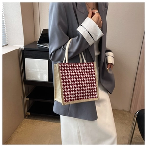 Dettaglio borsa in lino con motivo pied de poule rosso e pannelli laterali in juta