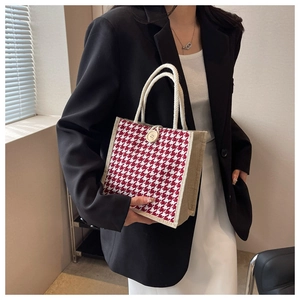 Dettaglio borsa tote in tweed pied-de-poule rosso con bottone in legno e manici