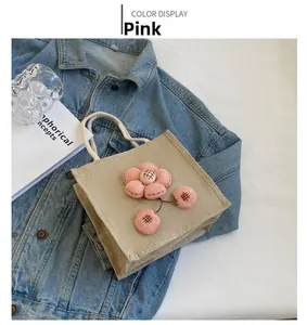 Detail der rosa Stoffblume an einer Jute-Lunchtasche mit Seilgriffen