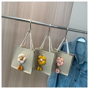 Hängende Jute-Lunchtaschen mit 3D-Blumenakzenten und Baumwoll-Seilgriffen