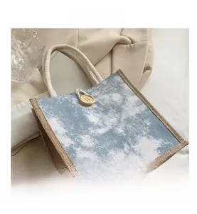 Dettaglio borsa in lino tie-dye blu con manico in corda di cotone e bottone in legno