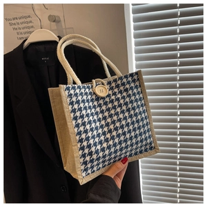 Dettaglio della borsa in lino con motivo pied-de-poule blu e manico in corda di cotone