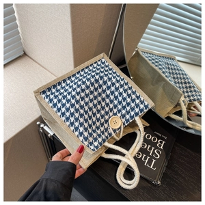 Dettaglio della borsa in lino con motivo pied-de-poule blu e manico in corda di cotone