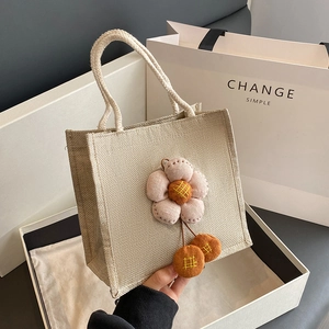 Minimalistische beige Leinen-Lunch-Tasche mit süßem Blumenanhänger und Seilgriffen