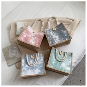 Dettaglio di borse tote in lino in quattro colori con manici in cotone e stampe marmo