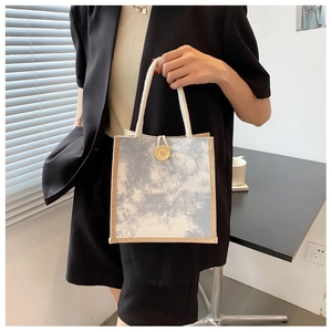Borsa tote in lino con motivo tie-dye blu, bottone in legno e manici in corda