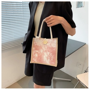 Dettaglio della borsa in lino con motivo marmorizzato rosa, manici in corda e bottone