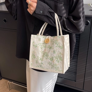 Mini borsa tote in pizzo con fiori verdi e chiusura con grande bottone in legno naturale
