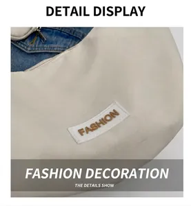 Détail de la texture en toile crème et du lettrage 3D FASHION sur le sac bandoulière