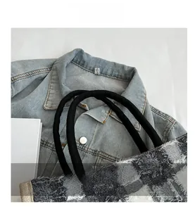 Détail du cabas en denim avec bordure en tweed à franges et poignées noires en corde tressée