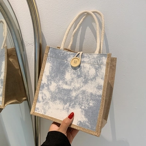 Borsa in lino con trama a nuvole blu, bottone in legno e manici in corda di cotone