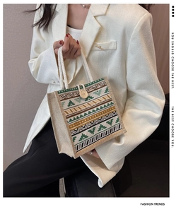 Détail du sac à lunch en lin avec motifs géométriques et bouton en bois rustique