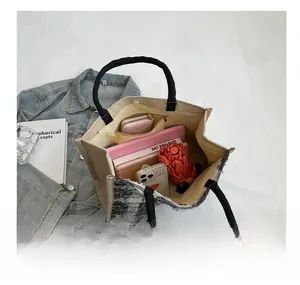 Vue interne d'un grand sac fourre-tout en toile montrant sa grande capacité de rangement