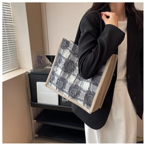 Détail du tissu à carreaux effiloché sur un grand sac cabas en toile robuste