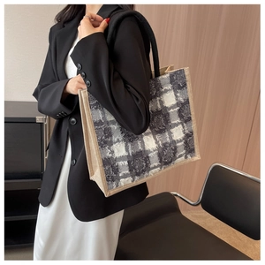 Vue détaillée d'un grand sac cabas en tweed à carreaux avec des bords à franges