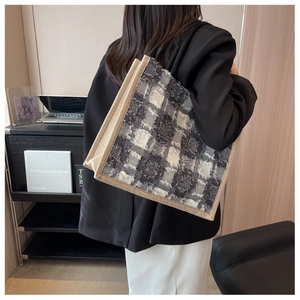 Détail du grand sac cabas en tweed à carreaux avec bords effilochés et bandoulière corde
