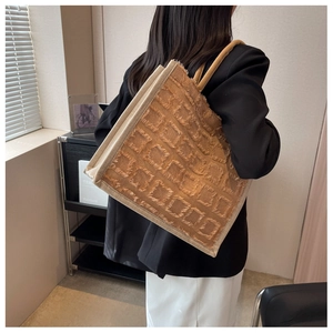 Détail du grand sac cabas en toile avec texture à franges 3D et poignées nouées