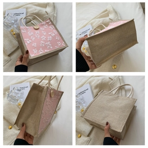 Vues détaillées du sac fourre-tout tissé beige et rose avec poignées en corde de coton