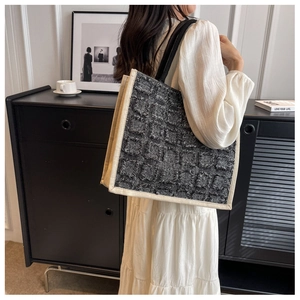 Détail du grand sac cabas en toile à damier avec franges pour un trajet quotidien élégant
